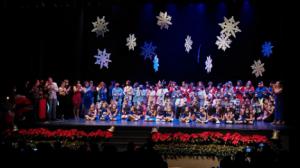  600 personas disfrutan de la Navidad de Adra Baila y Cuban Rocks
 