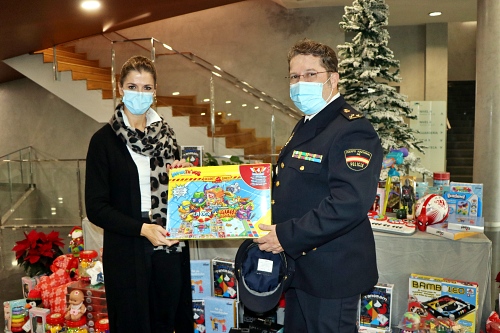 La Policía Nacional de El Ejido entrega al Ayuntamiento juguetes de su campaña solidaria