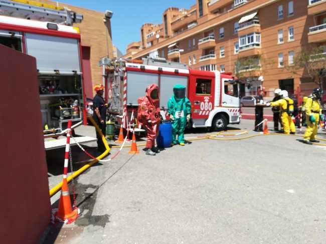 Bomberos y el grupo TEDAX-NRBQ de la Policía Nacional realizan un simulacro por un incidente con productos tóxicos