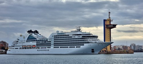 El lujoso crucero Seabourn Encore llega a Almería con 400 pasajeros