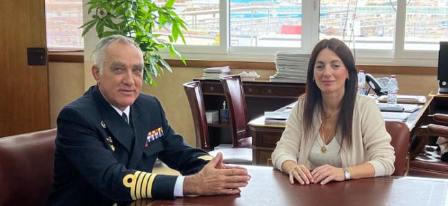 La presidenta de la Autoridad Portuaria se reúne con el comandante naval de Almería