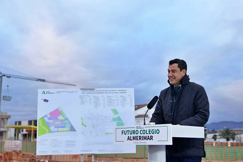 Moreno coloca la primera piedra del nuevo colegio en Almerimar