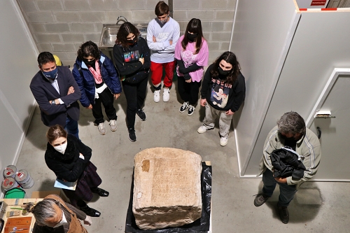 Escolares de El Ejido conocen el proceso de restauración del pedestal de Caracalla