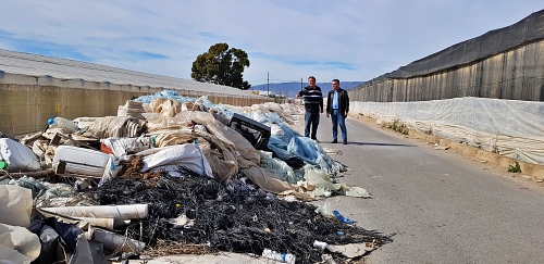 El PSOE denuncia que los plásticos siguen acumulándose en los caminos rurales