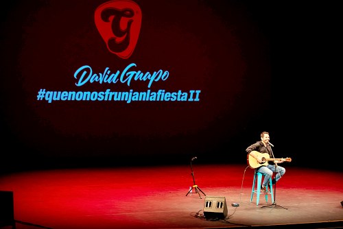 David Guapo saca las risas y los colores al público