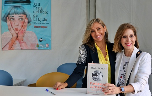 Marta Robles presentó ‘Pasiones Carnales’ en El Ejido