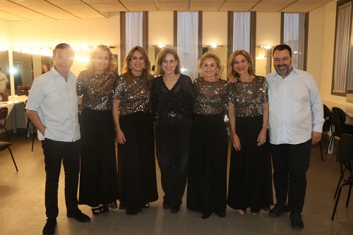 El grupo ‘Siempre Así’ pone en pie al público de El Ejido