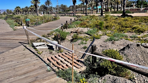 El PSOE denuncia el pésimo estado de la Plaza del Mar y el Paseo Marítimo de El Toyo