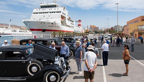 Coches de época hacen escala en el Puerto de Almería 