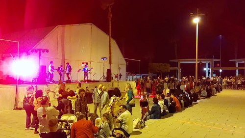 Adra vive una noche de San Juan al ritmo de los años 80 y 90 con Los Vinilos