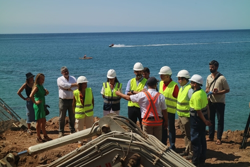 El consejero de Sostenibilidad supervisa la entrada de agua en el humedal de Las Salinas