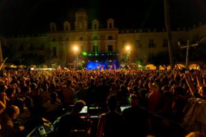 La fiesta de bienvenida de Cooltural Fest abarrota la Plaza de la Constitución