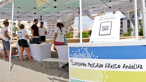 ‘Consume pescado fresco andaluz’ llega a las playas de Adra