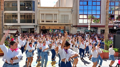 Un flashmob abre la Feria de Adra