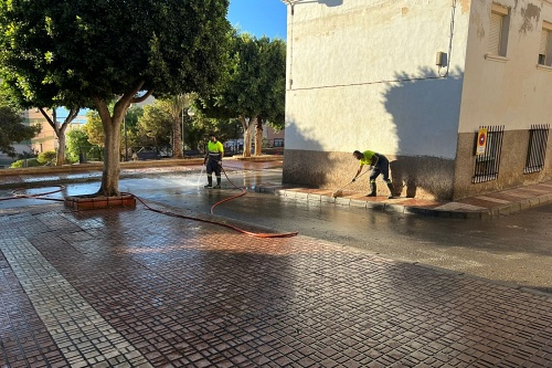 El Ayuntamiento de Adra baldea en el barrio de las 80 viviendas