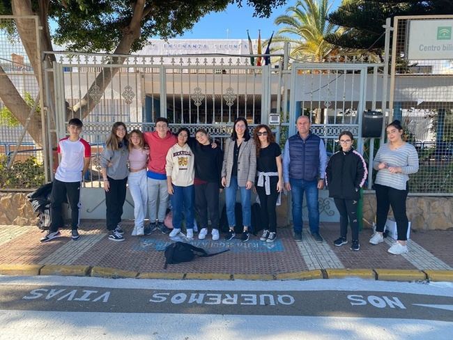 Jóvenes de Adra plasman frases de sensibilización contra la Violencia de Género
