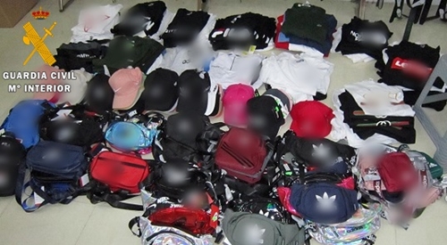 Dos detenidos en Roquetas por vender ropa de marca falsa