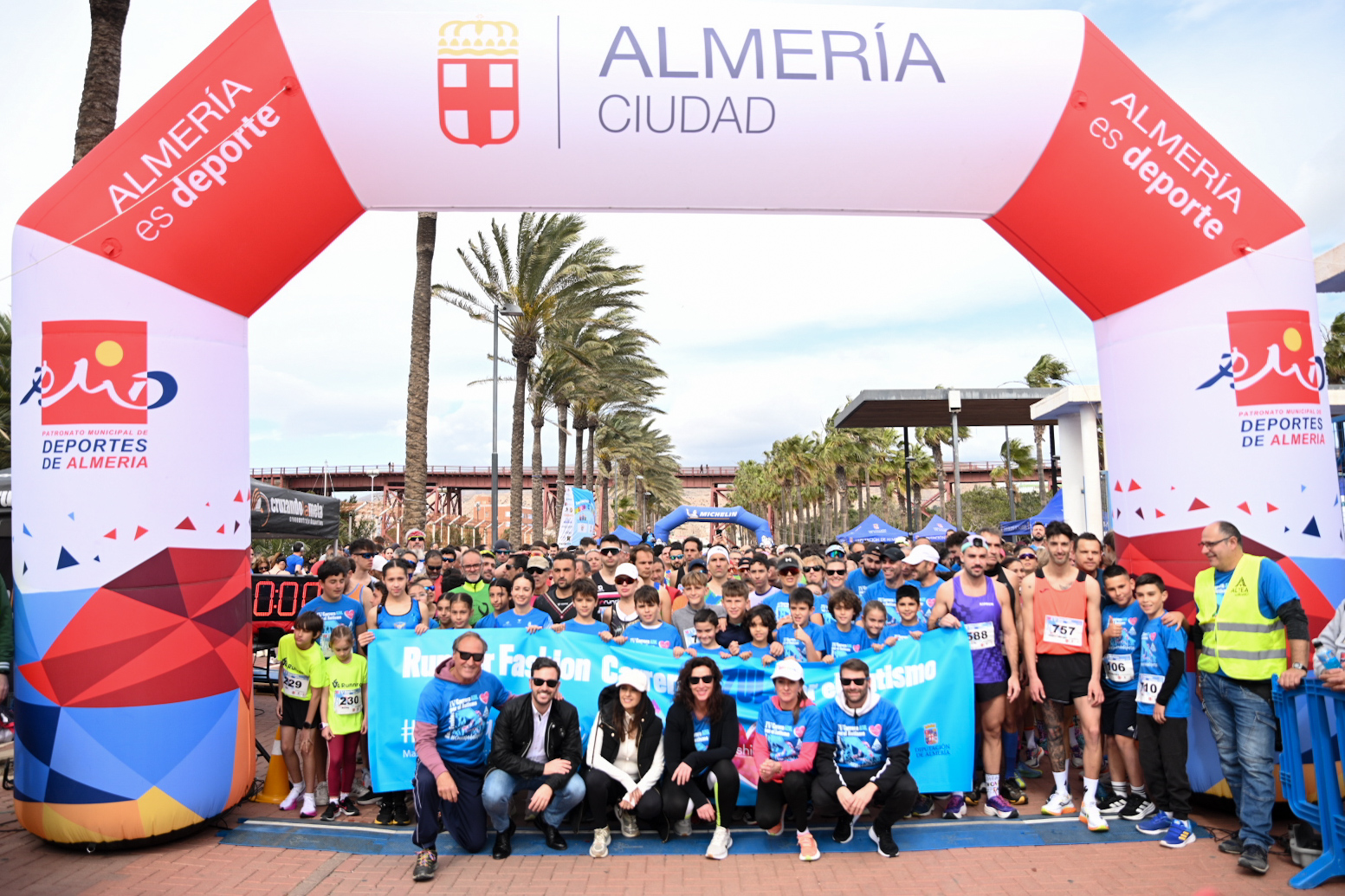 Una marea azul de 2.000 almerienses corre por el autismo en la IV Runner Fashion