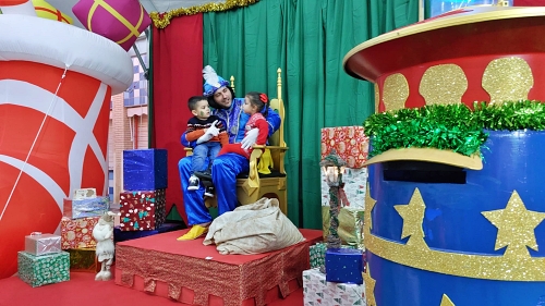 El Paje Real de SS.MM. los Reyes Magos recoge las cartas de los niños de Adra
