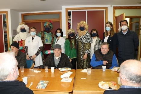 Niños hospitalizados y mayores reciben a los Reyes Magos en El Ejido