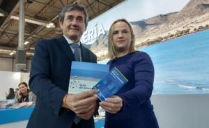 Adra promociona en FITUR la nueva guía de rutas y senderos