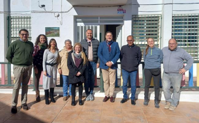 Junta y Ayuntamiento de Felix caminan juntos en la mejora del centro educativo