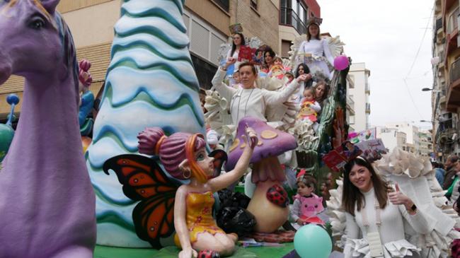Más de 2000 niños y niñas desfilan en el Carnaval Escolar de Adra