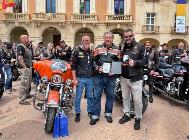 Más de 400 moteros impregnan a Almería de Harley-Davidson