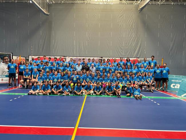 100 de deportistas disfrutan del Campus de Voleibol de la EDM Mintonette