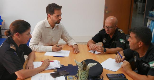 200 denuncias por actos incívicos en Adra este verano