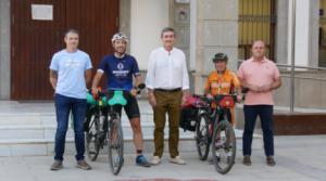 Manuel Cortés recibe a dos ciclistas de la ‘Vuelta a Andalucía en silencio’
