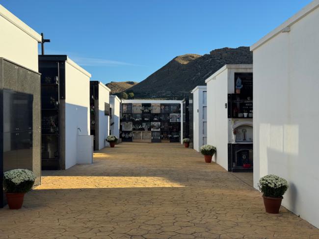 Puesta a punto de los cementerios nijareños para el Día de Todos los Santos