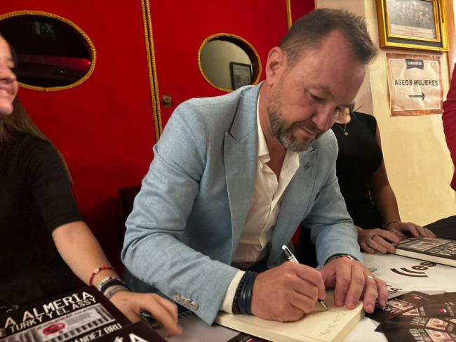 Víctor J. Hernández Bru denuncia la gestión de la UD Almería en su nuevo libro