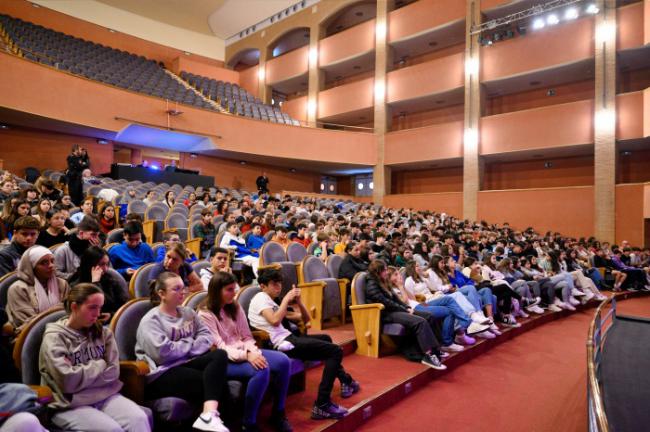 La Policía Local sensibiliza a un millar de estudiantes contra la violencia de género