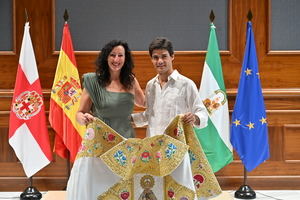 Pablo Aguado recibe el Capote de Paseo de la Feria Taurina