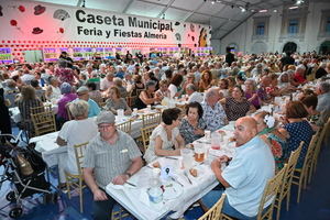 Almería rinde un multitudinario tributo a sus mayores en el corazón de la Feria