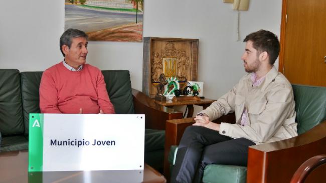 Alcalde de Adra se reúne con asesor del IAJ en Almería