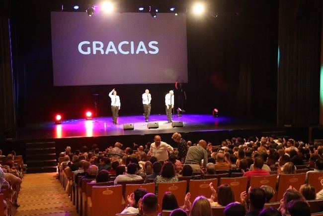 Lleno total en el Teatro Auditorio de El Ejido con el Comandante Lara