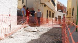 Manuel Cortés supervisa obras de embellecimiento en la calle Estrella de Adra