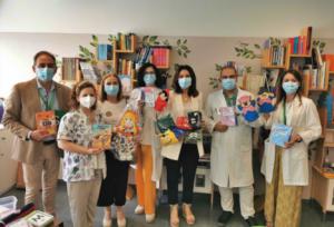El Princesa Leonor recibe una donación de libros y marionetas de la AECC