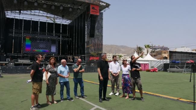 Cortés visita los últimos trabajos de montaje del The Juergas Rock