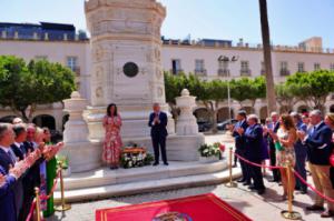 Una placa recuerda a Los Coloraos en su monumento
