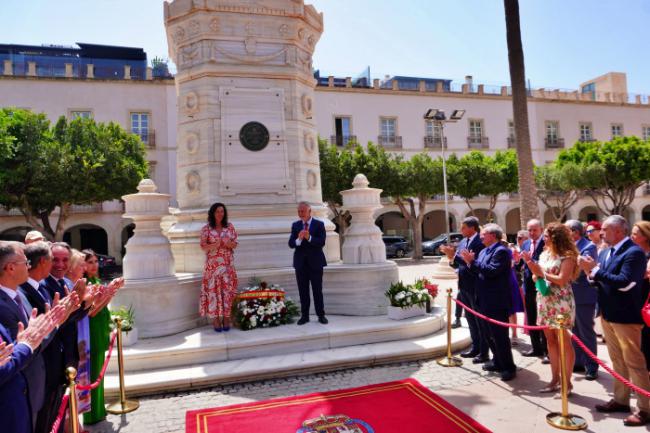 Una placa recuerda a Los Coloraos en su monumento