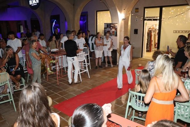 Recital itinerante impulsa el ocio nocturno en Almerimar