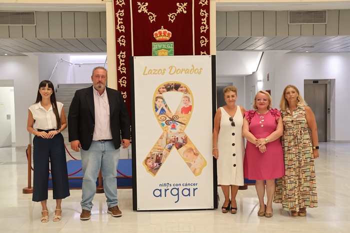 El Ejido instala un lazo dorado contra el cáncer infantil
