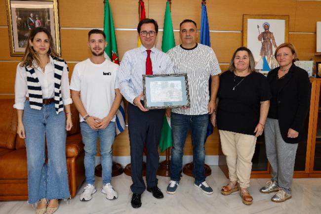 El alcalde Góngora recibe la partitura dedicada a El Ejido