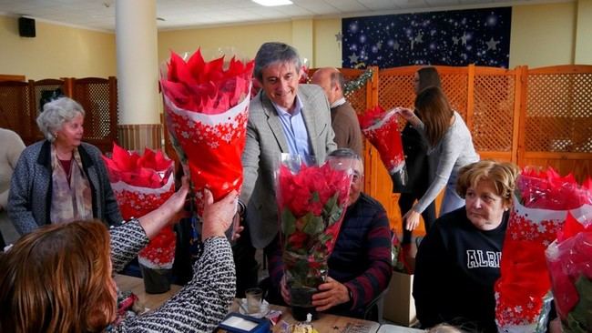 Manuel Cortés celebra la Navidad con alumnos de talleres en Adra