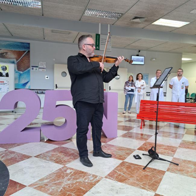 Hospital Universitario Poniente conmemora el 25N con atención a los menores