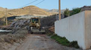 El Ayuntamiento de Adra continúa realizando trabajos en caminos rurales