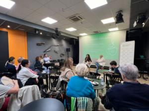 La AECC en Almería "toma café con" el cirujano Manuel Ferrer